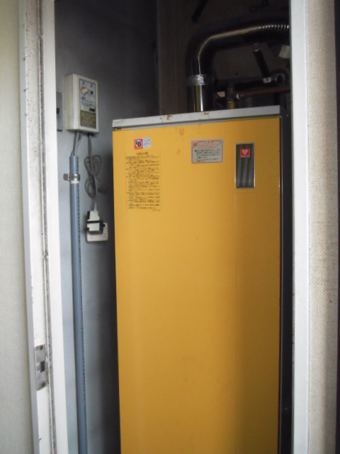 兵庫県西宮市　マンション　ノーリツ　ガス給湯器　屋内設置形　強制給排気　取替交換工事