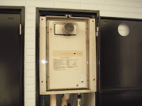 兵庫県西宮市　ノーリツ　ガス給湯器　前方排気形　扉内設置取替交換工事