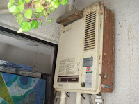 兵庫県神戸市中央区　マンション　ノーリツ　ガス給湯器　屋外設置型　排気延長タイプ　取替交換工事