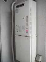 兵庫県　西宮市　マンション　ノーリツ　ガス給湯器　１６号　屋外設置形　取替交換工事