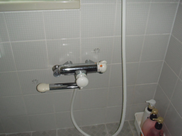 兵庫県　西宮市　戸建て住宅　ＴＯＴＯ　浴室サーモ付きシャワー水栓　取替交換工事