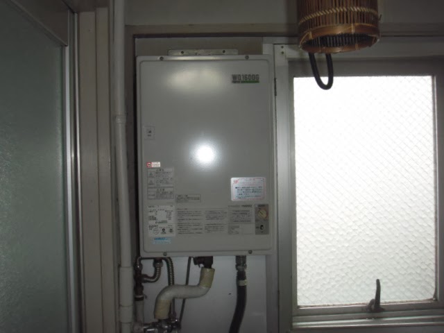 兵庫県　尼崎市　マンション　ノーリツ　ガス給湯器　１６号　屋内壁掛け　後方強制給排気形　取替交換工事　施工