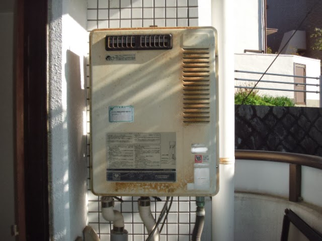 兵庫県　西宮市　マンション　ノーリツ　１６号　ガス給湯器　屋外設置型　取替交換工事施工
