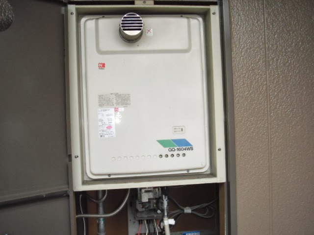 兵庫県　尼崎市　マンション　ノーリツ　１６号　ガス給湯器　PS扉内設置　前方排気　取替交換工事施工