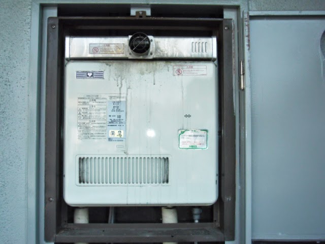 兵庫県　尼崎市　マンション　ノーリツ　１６号　ガス給湯器　PS扉内設置　前方排気　取替交換工事　施工