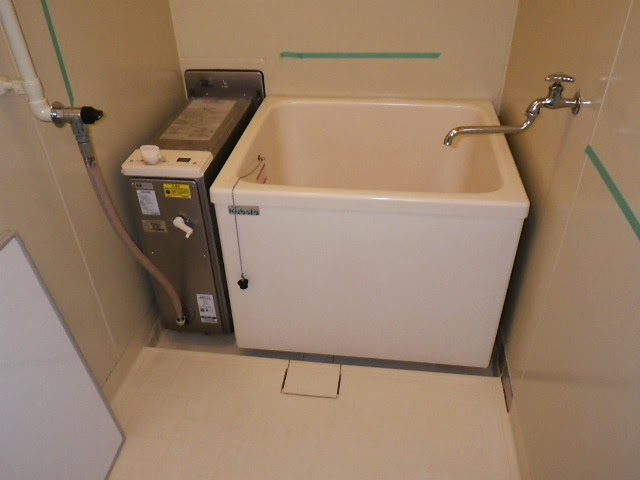 兵庫県　川西市　県営住宅　ハウステック　カベピタ　パックイン　１６号　給湯専用　１１００サイズ　浴槽　取替交換工事施工