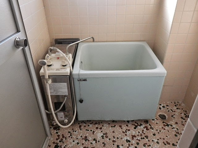 兵庫県　西宮市　マンション　ハウステック　8.5号　ガスふろ給湯器　フルオート　カベピタ　パックイン　１１００浴槽　取替交換工事施工