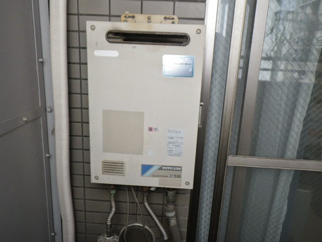 兵庫県　尼崎市　マンション　ノーリツ　１６号　ガス給湯器　屋外壁掛型　取替交換工事施工