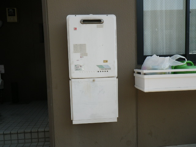 兵庫県　宝塚市　ハイツ　ノーリツ　１６号　ガス給湯器　屋外壁掛設置形　取替交換工事　施工