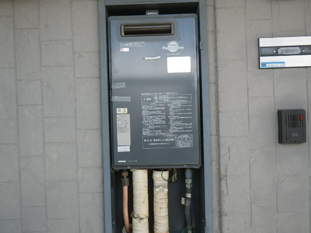 兵庫県　神戸市西区　玉津町　ハイツ　ノーリツ　１６号　ガス給湯器　高温水供給式　屋外壁掛型　取替交換工事施工