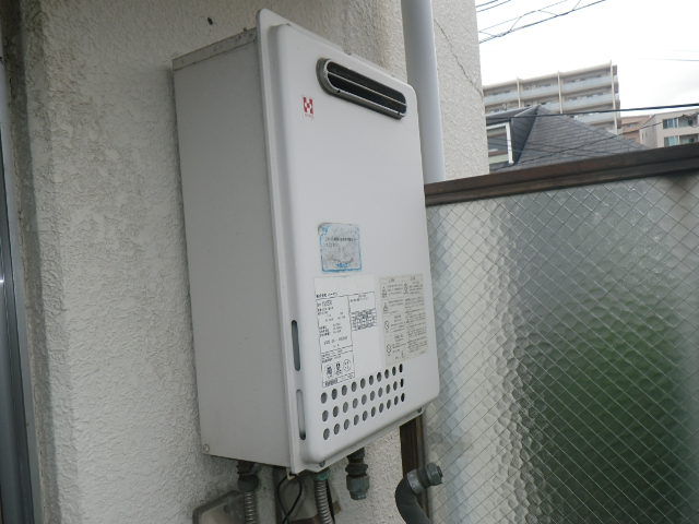 兵庫県　伊丹市　荒牧　マンション　ノーリツ　16号　ガス給湯器　屋外壁掛形　取替交換工事施工