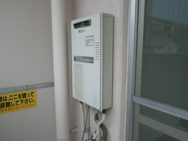 兵庫県　宝塚市　マンション　ノーリツ　１６号　ガス給湯器　ベランダ設置　取替交換工事施工
