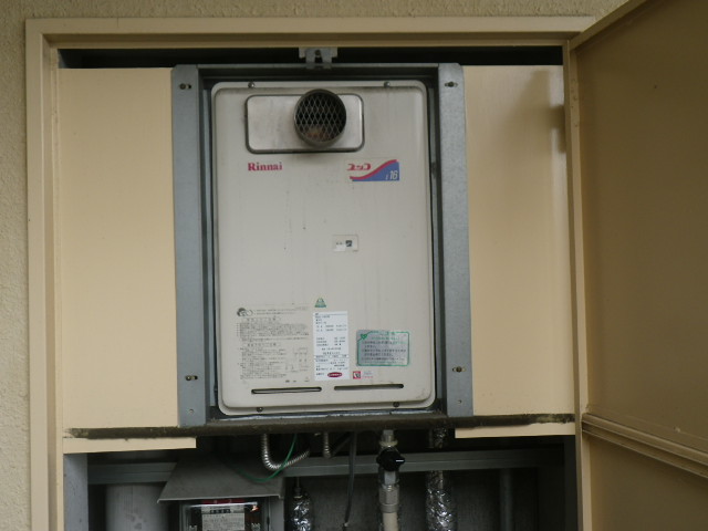 兵庫県　尼崎市　富松町　リンナイ　１６号　ガス給湯器　PS扉内設置　前方排気　取替交換工事　施工