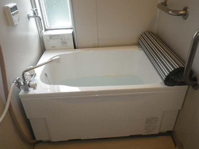 神戸市垂水区 団地 ハウステック カベピタパックイン 浴槽 取替交換工事施工 GBSQ-621D から WF-806SA | 尼崎の給湯器交換