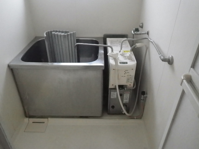 神戸市中央区熊内町マンション　ハウステック　カベピタ　浴槽　取替交換工事施工　シャワー付きバランス釜から　WF-1613AT