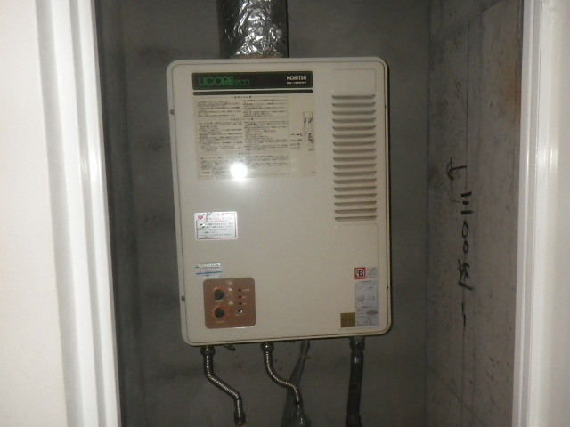 神戸市灘区城内通マンション　ノーリツ16号ガス給湯器　屋内設置　取替交換工事施工　GQ-1300WFA　から　GQ-1637WSD-F-1