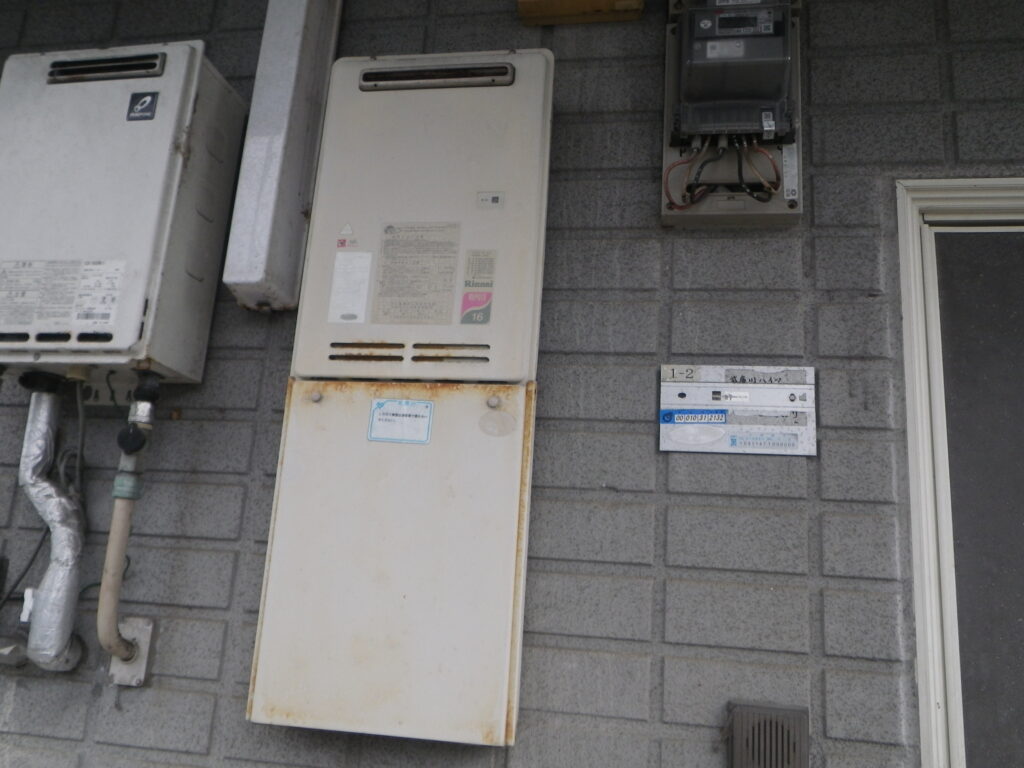 尼崎市道意町ハイツ　パロマ16号ガス給湯器　取替交換工事施工　リンナイRUK-1616W　から　PH-1615AW