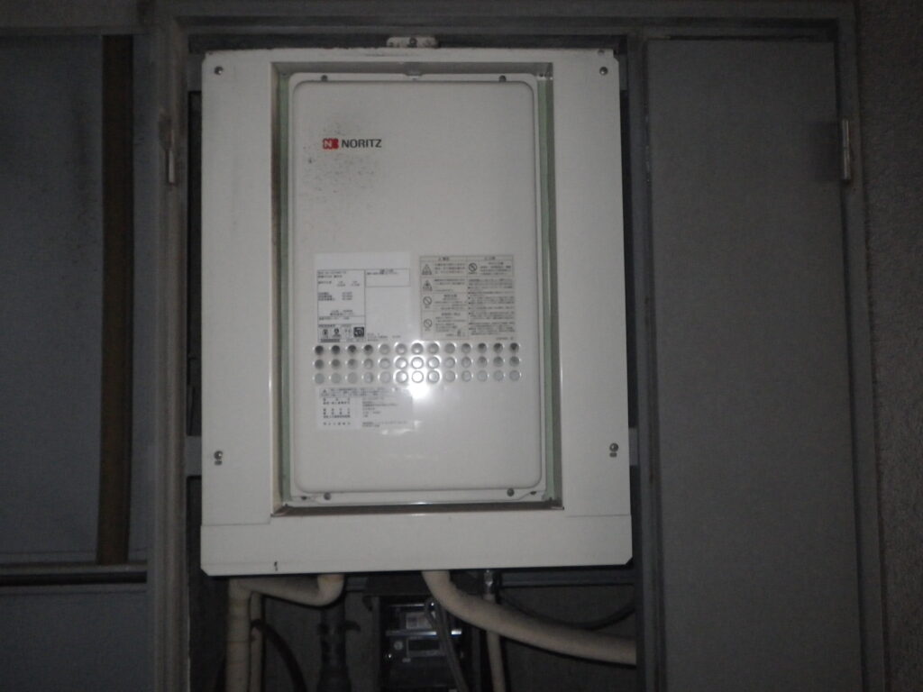 尼崎市久々知マンション　ノーリツ16号ガス給湯器　高温水供給式　取替交換工事施工　GQ-1627AWX-TB　から　GQ-1627AWX-TB-DX BL