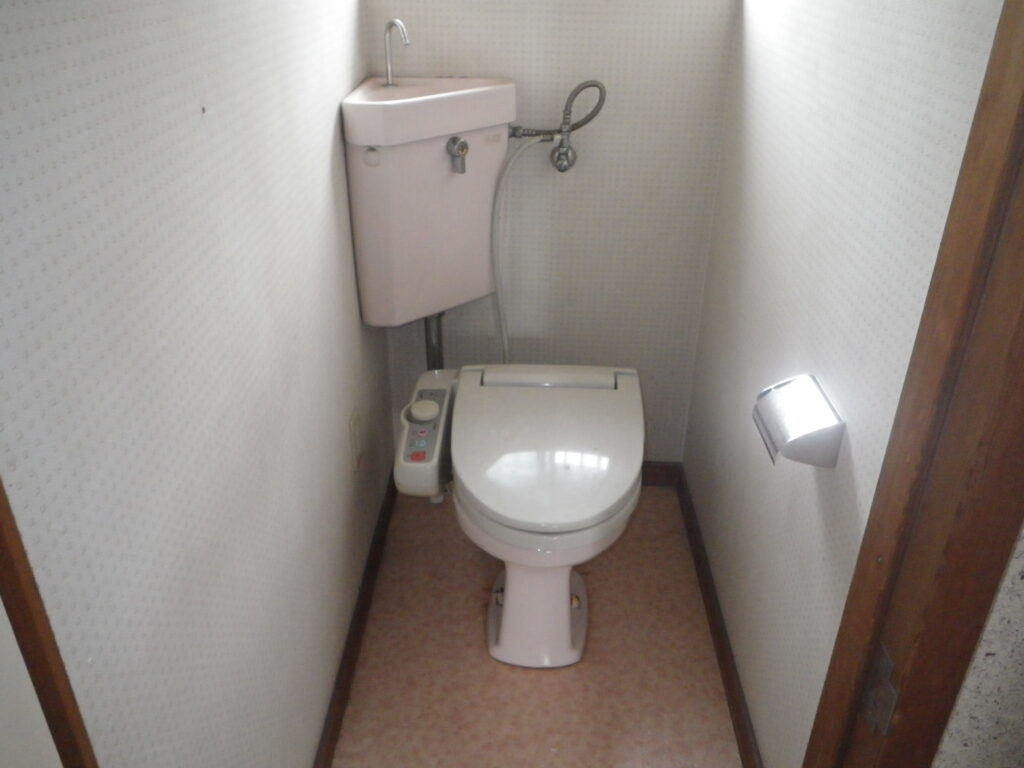 尼崎市北竹谷町　戸建住宅　TOTOトイレリフォーム工事　コーナータンク　から　ピュアレスト