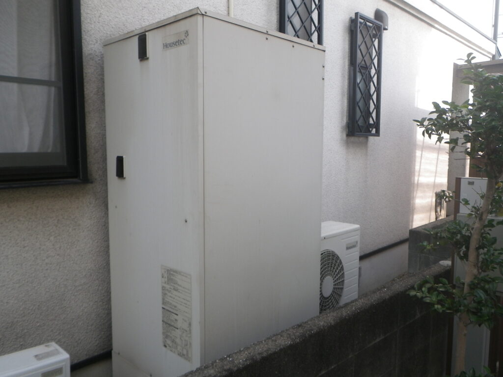 宝塚市　戸建住宅　日立エコキュート　取替交換工事施工　ハウステックHHP-AT465HATR　から　BHP-FG37WU