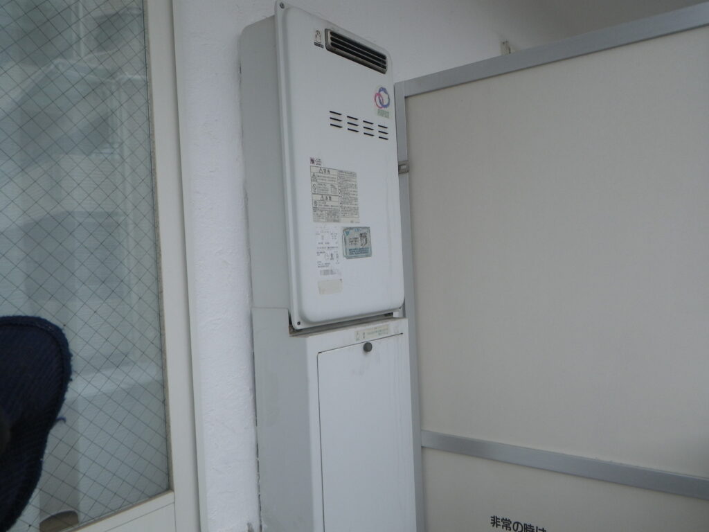 西宮市甲子園マンション リンナイ16号ガス給湯器 高温差し湯 取替交換工事施工 パーパスSQ164AR から RUJ-A1610W