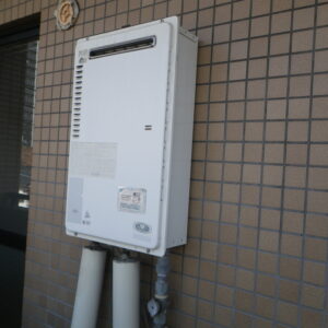 尼崎市マンション　リンナイ16号ガス給湯器　取替交換工事施工　パロマPH-16CW　から　RUX-A1615W（A)-E