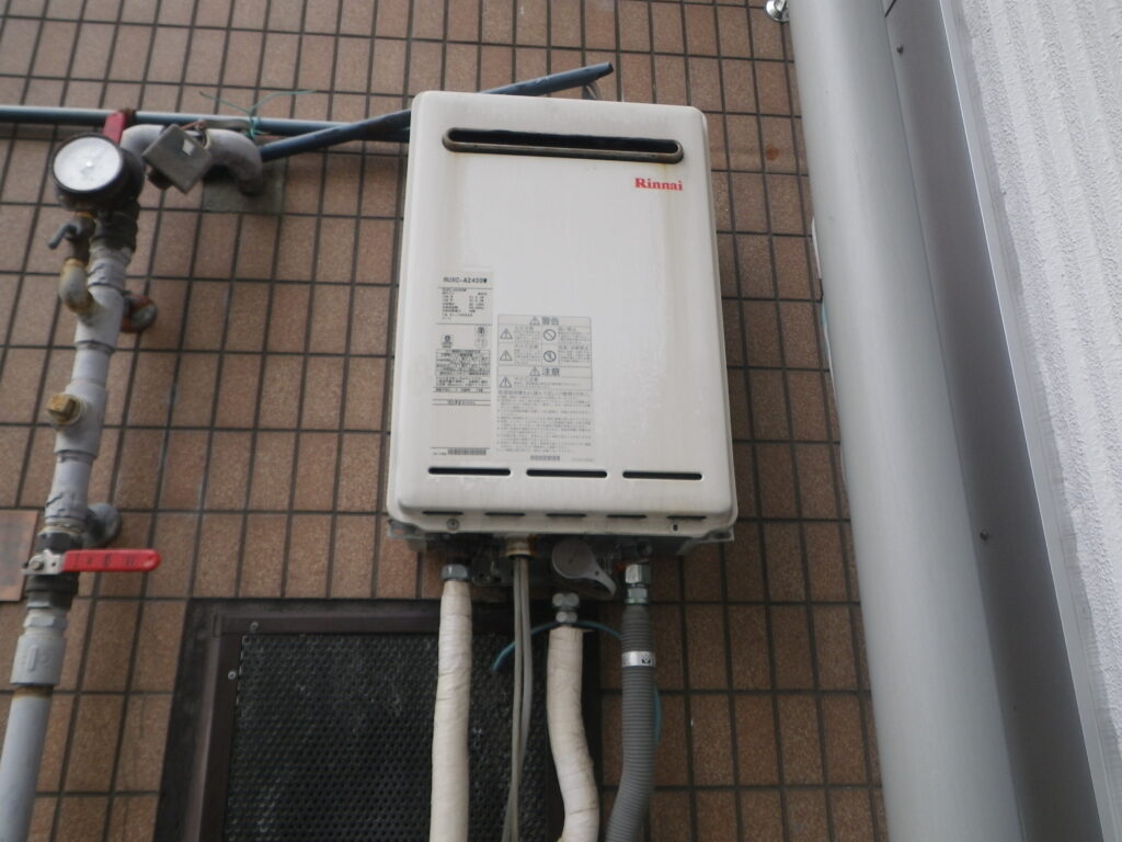 尼崎市昭和南通　店舗　リンナイ24号　ガス給湯器　取替交換工事施工　RUXC-A2400W　から　RUXC-A2400W（A)