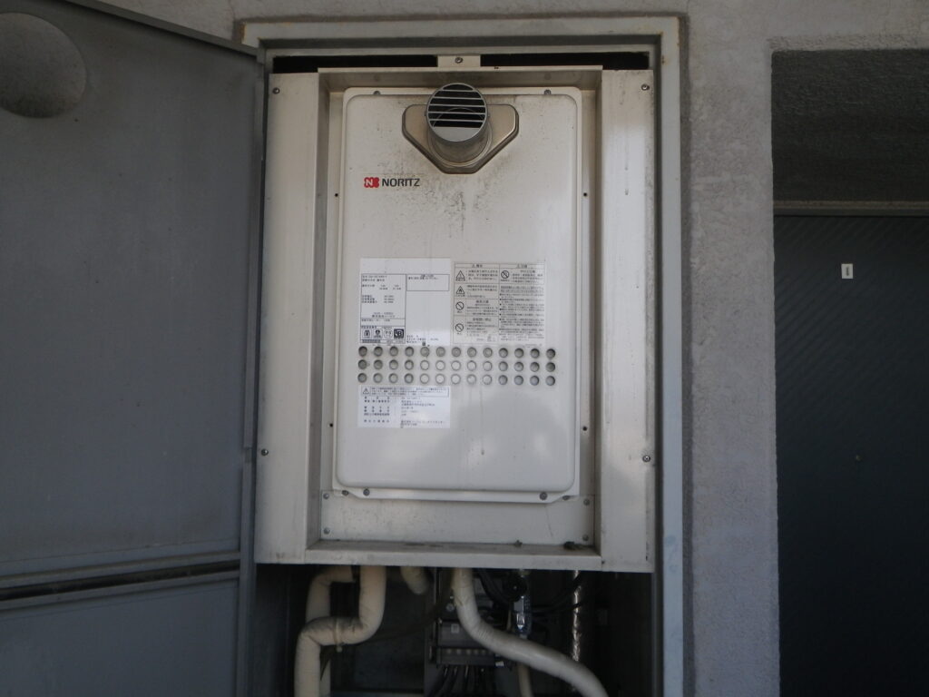 尼崎市久々知マンション ノーリツ16号ガス給湯器 取替交換工事施工 GQ-1627AWX-T から GQ-1627AWX-T-DX BL