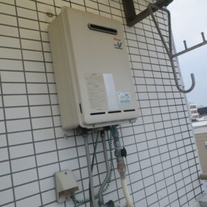 尼崎市マンション　ノーリツ16号ガス給湯器　取替交換工事施工　リンナイRUX-V1615W-EからGQ-1639WS-1