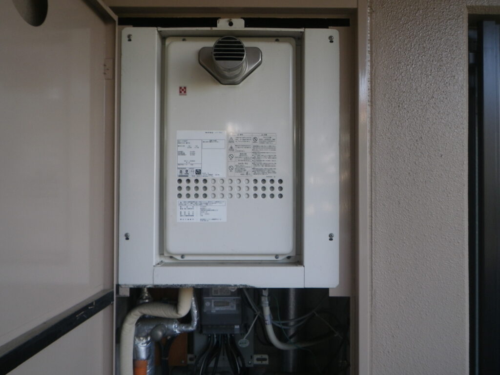 尼崎市マンション　ノーリツ16号ガス給湯器　取替交換工事施工　ハーマンYV1660RT　から　GQ-1627AWX-T-DX BL