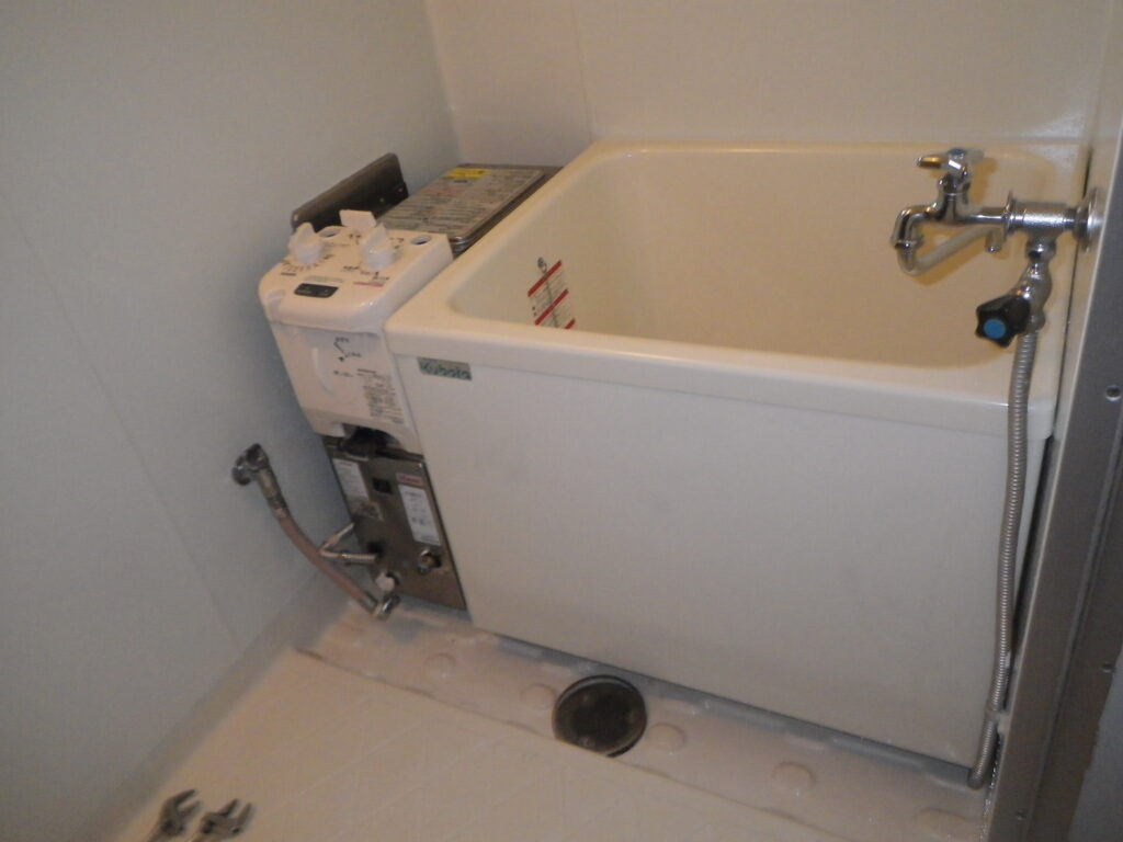 伊丹市　団地　ハウステック　カベピタパックイン　取替交換工事施工　バランス釜　から　WF-1613AT