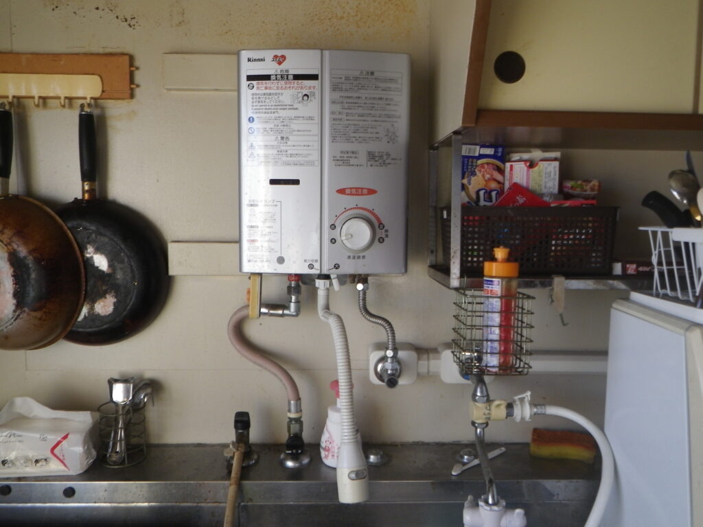 尼崎市　団地　ノーリツ元止め湯沸かし器　取替交換工事施工　リンナイRUS-VS560　から　GQ-551MW