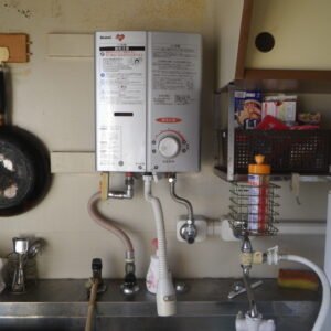 尼崎市　団地　ノーリツ元止め湯沸かし器　取替交換工事施工　リンナイRUS-VS560　から　GQ-551MW